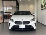 【BMWの伝統-1】BMWの特徴的な&ldquo;キドニーグリル&rdquo;は、80年以上続く伝統の形でございます。変わらないこだわりのデザインが、プレミアムブランド&ldquo;BMW&rdquo;を創り出します。