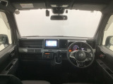 【前方視界】開放的な前方視界!運転がしやすく疲れにくいです♪窓が大きく、見通しがとっても良いおクルマですよ♪