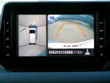 まるで上空から見下ろしているような感じで駐車が楽にできるインテリジェントアラウンドビューモニター!幅寄せが苦手な方でもサイドビューで確認することができますよ♪
