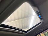 【サンルーフ】ボタンひとつで開閉可能!開放感たっぷりのサンルーフが装着されています!車内に明かりを取り入れたり景色を楽しむ以外にも、よどみがちな車内の空気も簡単に換気できて快適です!