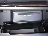 グローブボックスを開くとCD/DVDの再生デッキが付いています。