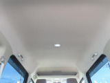 天井の状態も良好です。タバコを吸っていた車は、天井の色が変色してしまっているものもあります。中古車探しの際は、天井の状態も重要なポイントですよ!