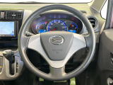 インテリアに合わせたデザインのステアリングは、運転される方のことも考え、運転しやすい形状、大きさです。是非一度、実際に触ってお確かめください。