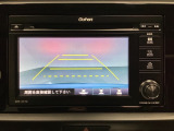 バックでの車庫入れも安心です! リアカメラが付いているバックモニター付のディスプレイオーディオを装備しております。操作線もついており距離感も画面から確認できます。