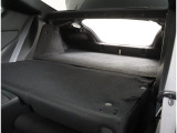コンパクトな車体ですが荷室もしっかり備わっております!後部座席を倒すことで純正タイヤ4本を積み込みことが出来るように設計されております!