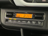 【オートエアコン】一度お好みの温度に設定すれば、車内の温度を検知し風量や温度を自動で調整。暑い&hellip;寒い&hellip;と何度もスイッチ操作をする必要はありません。快適な車内空間には必須の機能ですね♪