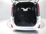 サードシートを格納すると大きな荷台スペースとなります サードシートを起こした状態でも荷物はもちろん詰めます 使用用途に応じてアレンジしてください