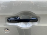 鍵を手元にも持っておくことでドアハンドルのスイッチから鍵の開閉ができますよ☆