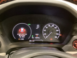 ハイブリット車専用のメーターです。右側の大型スピードメーターに加え、ステアリングスイッチを使って左のマルチインフォメーション・ディスプレイで燃費や動力伝達などの情報が見れるようになっています。