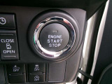 スマートキー&プッシュスタートスイッチ。鍵を取り出す手間が省け、ドアノブに触れるだけでドアの開錠や施錠ができます。荷物を沢山持っているときや、雨天時にも助かりますね。