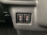 シートヒーターは、シートに内蔵された電熱線で座面を温める装備です。エアコンと違って、すぐに温まり、乾燥しにくいのが特徴です。個別にON/OFFできるので、搭乗者の好みに合わせられます。