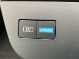 深夜の住宅街や早朝の移動など、エンジン音が気になる場面で重宝するEVモードスイッチ。チャージモード&マナーモードで静かに走行できます。