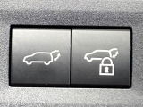 【パワーバックドア】スマートキーや運転席のボタンを押すだけでリアゲートが自動で開閉します!荷物を持っている時や、高い位置にあるバックドアを閉める際に便利な機能です♪