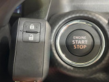 【キーレススタートシステム】カバンやポケットに入れたままでもドアの施錠・解錠が可能なスマートキーを装備。エンジンのオン・オフ時もカギを取り出す必要が無いからとっても便利です♪