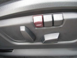 運転席メモリー付きフロント電動シート装備。