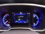 とっても見やすいメーターです。夜間時はラグジュアリーな気分にさせてくれる照明が魅力ですので、夜のドライブも楽しみになりますよ♪
