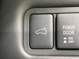 【パワーバックドア】スマートキーや運転席のボタンを押すだけでリアゲートが自動で開閉します!荷物を持っている時や、高い位置にあるバックドアを閉める際に便利な機能です♪