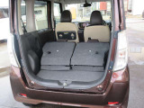 セカンドシートはフルフラットです。荷物のがたつきもなく安心です。荷室としてのご利用も可能です。