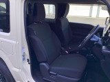 運転席は、大きな座面と包み込むような背もたれがドライバーの身体全体をしっかり支えます。上質なシート素材と座り心地のよいクッションを採用し、長時間の運転やコーナーの多い道も快適です
