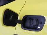 急速充電は、商業施設など外出先の公共の充電ステーションでご利用いただけます。CHAdeMO規格に準拠した150kWの急速充電器を使用した場合、充電率10%から80%まで、約32分で充電できます。