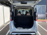 バックドアは大きく開きます。定員乗車時でも十分広いラゲッジスペースを確保しています