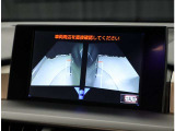 パノラミックビューモニター。車両を上から見たような映像を表示。運転席から目視しにくい車両周囲の状況をリアルタイムで確認できます。