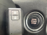 【キーレススタートシステム】カバンやポケットに入れたままでもドアの施錠・解錠が可能なスマートキーを装備。エンジンのオン・オフ時もカギを取り出す必要が無いからとっても便利です♪