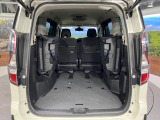後席を格納すると、これだけの広さが!シーンに合わせたシートアレンジで、大きな荷物も積むことが出来ます♪