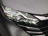 LEDヘッドライトは省電力ですが、純白光で驚くほど明るく夜道を照らしてくれます。対向車や周囲の状況を判断してハイビーム/ロービームを自動で切り替えるハイビームアシストを装備。