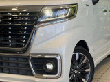 【LEDヘッドライト】悪天候や夜間走行時も良好な視界を確保し安心して運転できる高輝度LEDヘッドライトを装備!点灯速度が早く、消費電力も抑えられています。