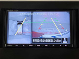 パノラミックビューモニター付きです。車両を上から見たような映像をディスプレイオーディオ画面に表示。運転席からの目視だけでは見にくい、車両周辺の状況をリアルタイムでしっかり確認できます。