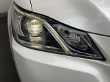 【HIDヘッドライト】非常に明るく前方を照らしてくれるので、悪天候や夜間の走行時も視界良好で安心してお乗りいただけます。