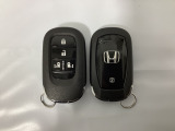 スマートキー付きですからドアロックの開閉およびエンジンスタートが楽々です。電動スライドドアの開け閉めもボタンで操作できます。スペアキーも同じものを用意しております。