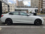 【BMWの伝統-3】BMWのお車は、&ldquo;駆け抜ける歓び&rdquo;を体現しております。走行の安定性とコーナリングの良さを追求し、思い通りにハンドルの操作可能です。