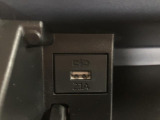 運転席前の収納スペースに充電用USB端子をご用意!ケーブルを別途ご用意頂ければスマホなどの充電にご利用頂けます。