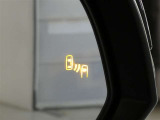 ブラインドスポットモニター装備。隣車線を走る車両を検知。ドアミラーでは確認しにくい後、側方エリアに存在する車両や急接近してくる車両も検知しドアミラーに搭載されたLEDインジケーターが点灯します。