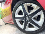 【純正アルミホイール】外観にマッチした純正アルミホイールを装着しております。各種社外アルミホイールや、スタッドレスタイヤも取扱いしております。是非ご相談ください♪