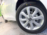 【純正アルミホイール】外観にマッチした純正アルミホイールを装着しております。各種社外アルミホイールや、スタッドレスタイヤも取扱いしております。是非ご相談ください♪