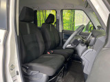 運転席まわりには十分なスペースがあり、大柄な方でもゆったり運転していただける環境です。