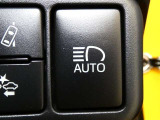 【オートマチックハイビームヘッドライト】ハイビーム走行時に対向車や前走車をカメラで認識して自動的にロービームにする機能が装備されています。※道路環境などによっては作動しない場合があります。
