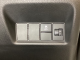ハンドルの右側にはヘッドライトレベライザーとVSA(ABS+TCS+横滑り抑制)の解除スイッチがついています。ヘッドライトレベライザーは道路状況や積荷の加重に応じてライトの高さを調節できます。