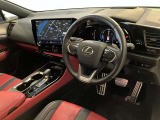 レクサスならでは質感の良い、スポーティで高級感のある内装。