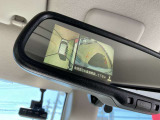 ルームミラーでアラウンドビューモニターの画像が確認出来ます。