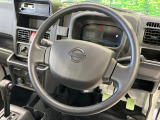 インテリアに合わせたデザインのステアリングは、運転される方のことも考え、運転しやすい形状、大きさです。是非一度、実際に触ってお確かめください。