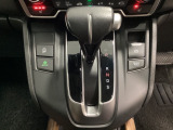 CVT車のセレクトレバーです。低速から高速まで、変速ショックのないスムーズな走りと、エンジン効率のよい領域を維持して燃費にも貢献します。サイドブレーキはスイッチ操作の電子制御パーキングブレーキです。