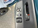 運転席アームレストに、【リモコンドアミラー】【パワーウィンドウ】スイッチあり。手元で操作ラクラク。