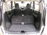 ラゲッジルームです。後席を倒せば大きな荷物も積み込み可能です☆