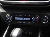 【オートエアコン】温度を設定すれば自動で快適な車内温度を保ちます。エアコン内部の高性能脱臭フィルターで車内のアレルゲンや花粉を除去。