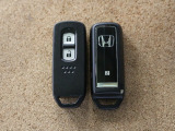 スマートキーです。キーを携帯しているだけで、ドアロックの開閉やエンジンの始動が可能です。