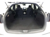 セカンドシートを倒した状態です。セカンドシートは独立可倒、荷物に合わせてラゲッジスペースをアレンジできます。